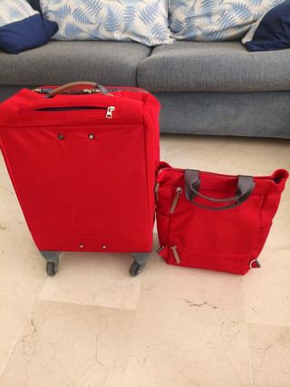 Maleta y bolso rojo viaje