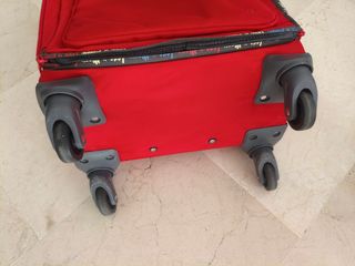 Maleta y bolso rojo viaje
