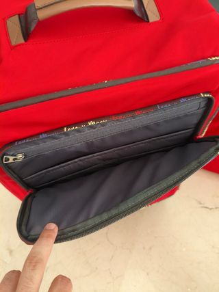 Maleta y bolso rojo viaje