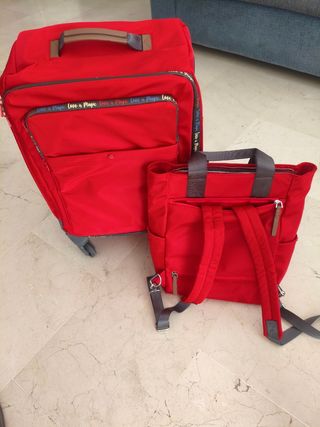Maleta y bolso rojo viaje