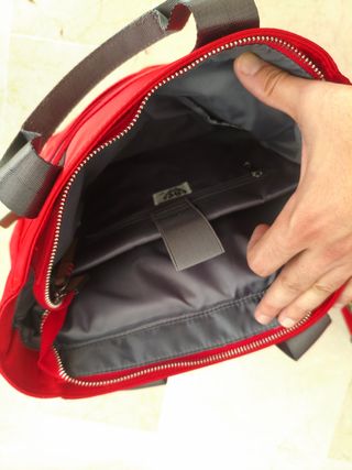 Maleta y bolso rojo viaje
