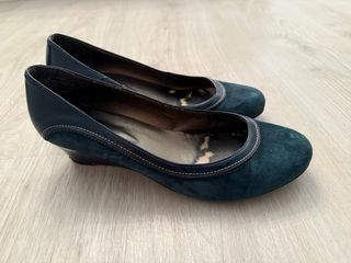 Zapatos azul marino tacón cuña.