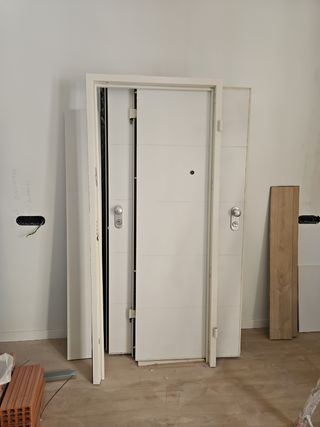 Puertas acororazadas antiocupas. Marca dierre.