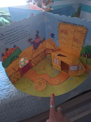 Los tres cerditos: . . . y el lobo feroz (Spani...