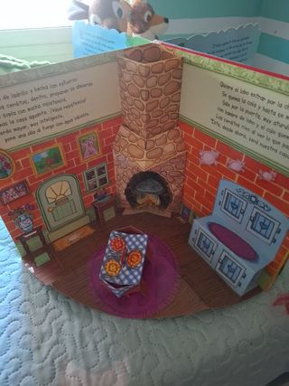 Los tres cerditos: . . . y el lobo feroz (Spani...