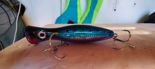 Popper de pesca: señuelo multicolor