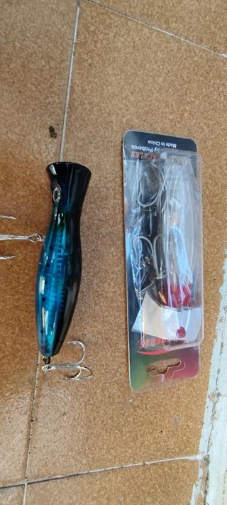 Popper de pesca: señuelo multicolor