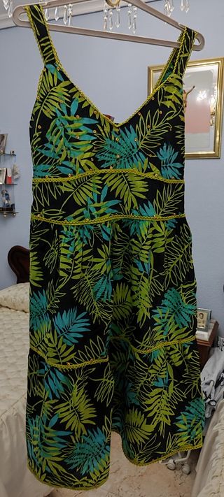 Vestido negro y verde estampado