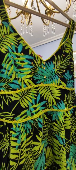 Vestido negro y verde estampado