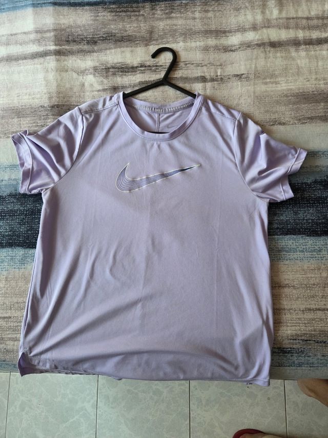 Camiseta Nike niña lila