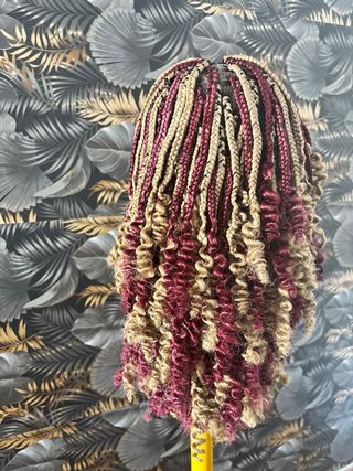 Peluca trenzas doradas y rojas