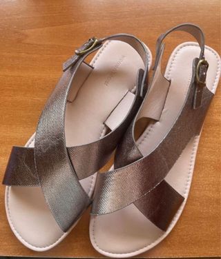 Sandalias planas con diseño cruzado