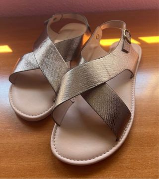 Sandalias planas con diseño cruzado