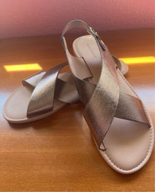 Sandalias planas con diseño cruzado