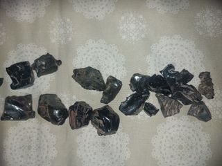 Piezas de Obsidiana Negra de diferentes tamaños