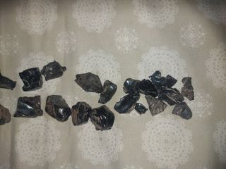 Piezas de Obsidiana Negra de diferentes tamaños