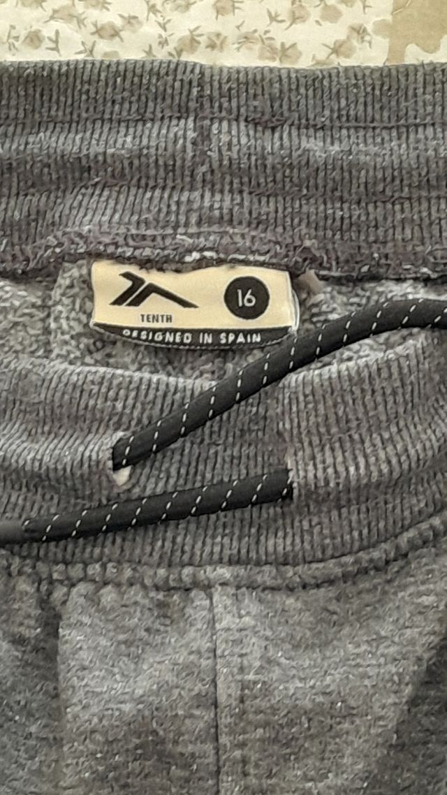 Pantalones chándal talla 16 gris claro y oscuro. 