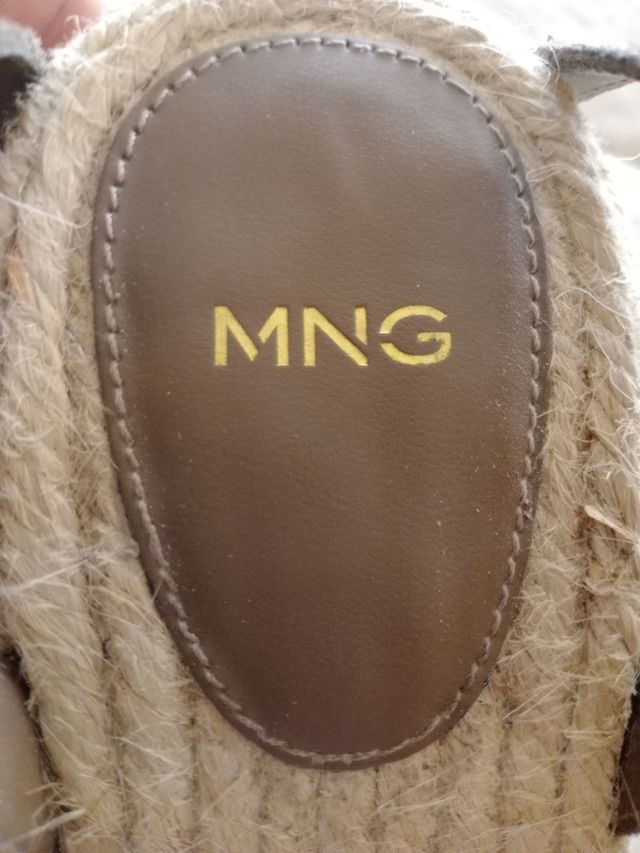 Sandalias  piel y cuña Mango marrón