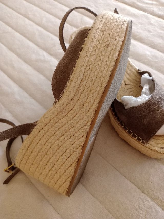 Sandalias  piel y cuña Mango marrón