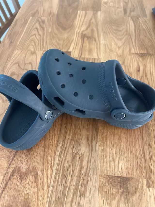 Crocs azul marino, talla 1 (32-33)