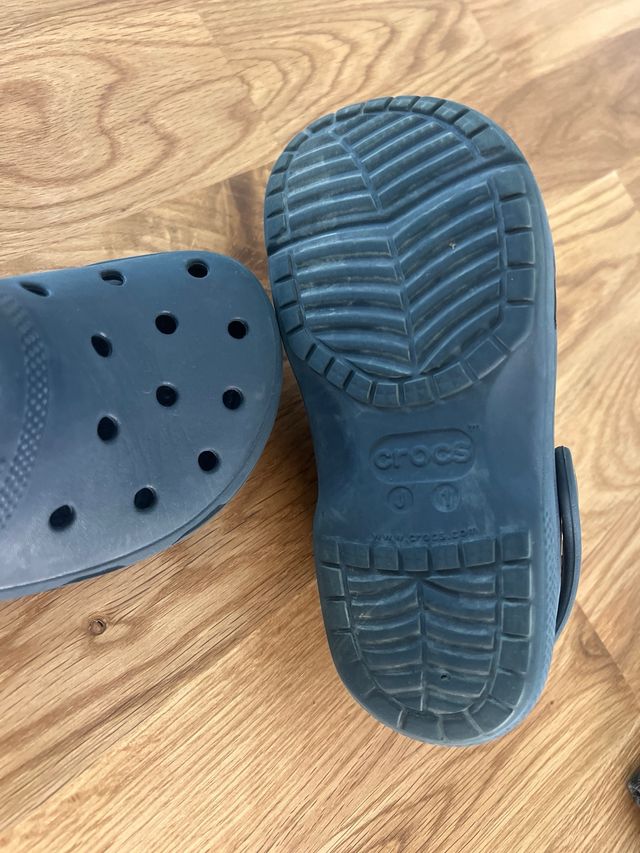 Crocs azul marino, talla 1 (32-33)