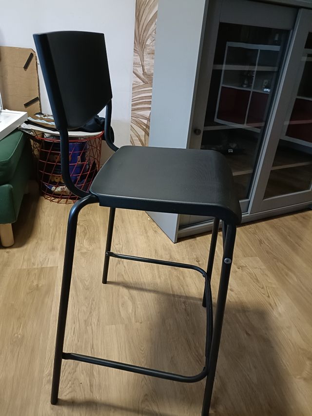 Silla alta negra plástico