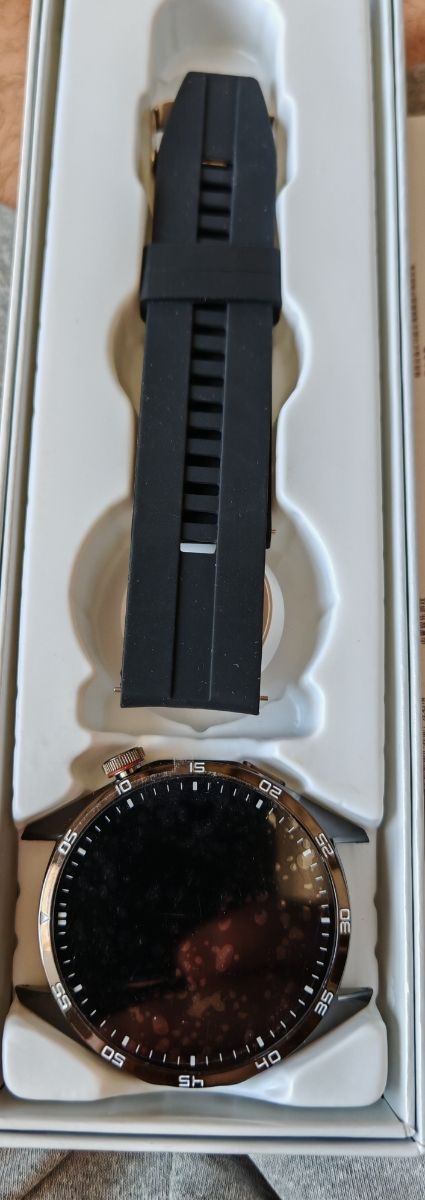 Smartwatch marrón y plata