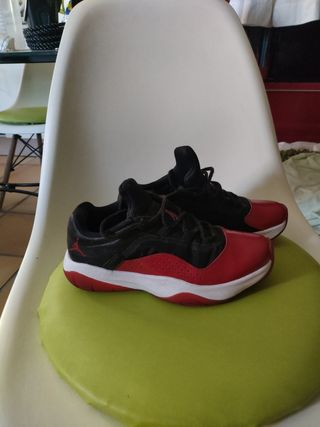 Zapatillas Jordan 36 - rojas y negras