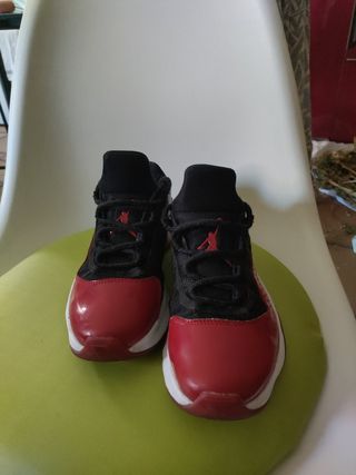 Zapatillas Jordan 36 - rojas y negras