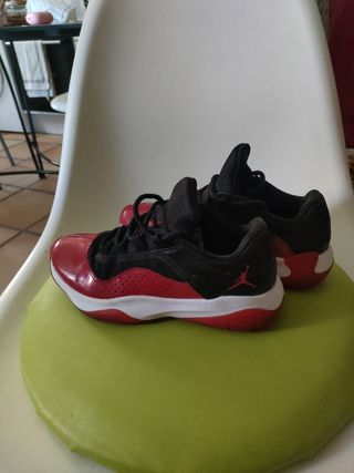 Zapatillas Jordan 36 - rojas y negras