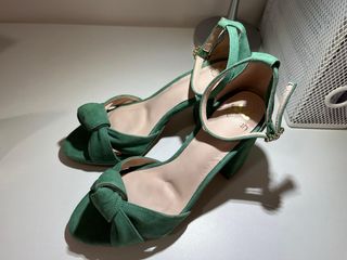 Zapatos de novia e invitada para boda