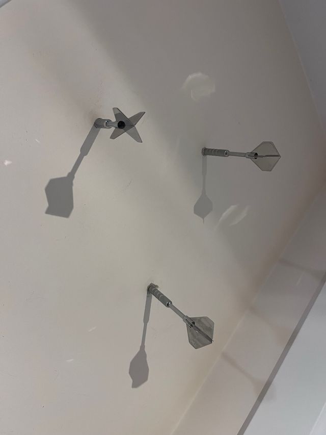 3 Percheros dardos acero