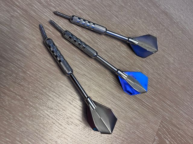 3 Percheros dardos acero