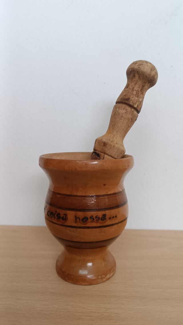 Mortero vintage de madera