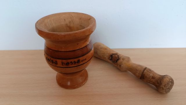 Mortero vintage de madera