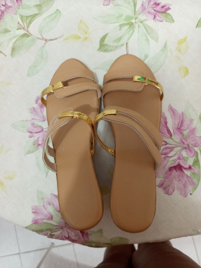 Sandalias cuña beige-doradas mujer