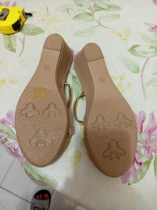 Sandalias cuña beige-doradas mujer