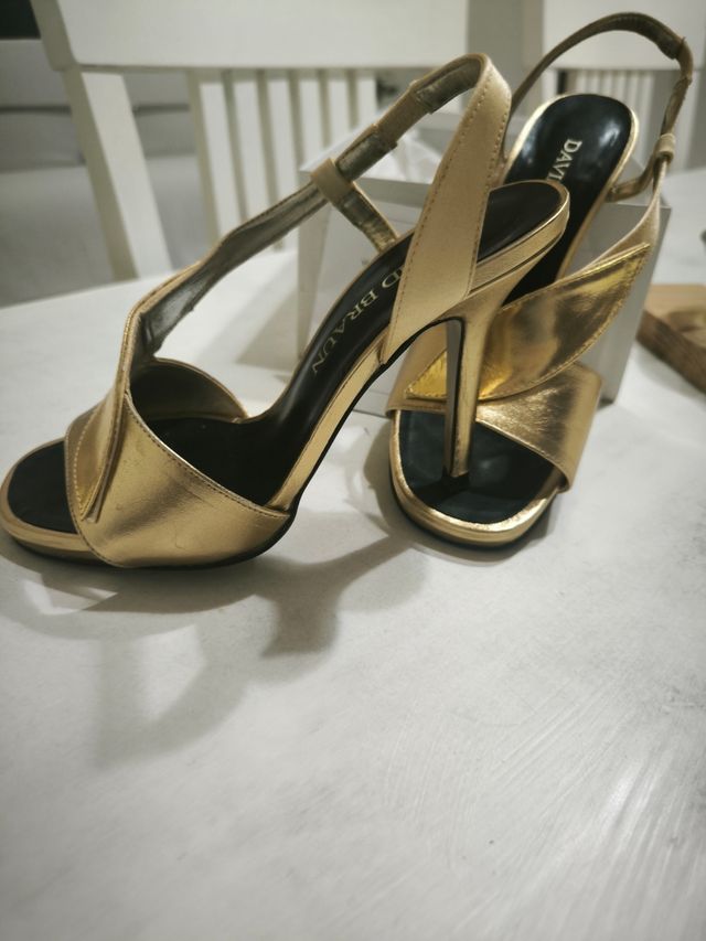 Sandalia de piel 36 doradas