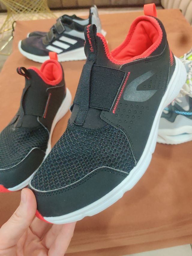 Zapatillas deportivas niño talla 38-39 lote 25€.