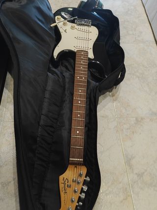 Guitarra Squire Strat Fender negra