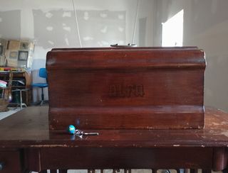 Máquina coser Alfa antigua