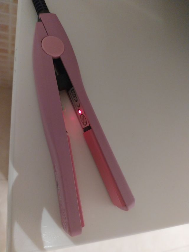 Plancha del pelo para viaje