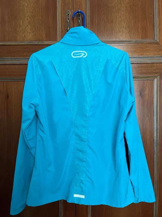 Chaqueta paravientos Decathlon turquesa mujer