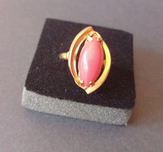 Anillo dorado con piedra rosa