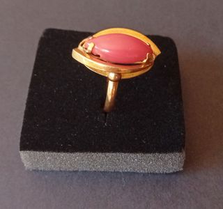 Anillo dorado con piedra rosa