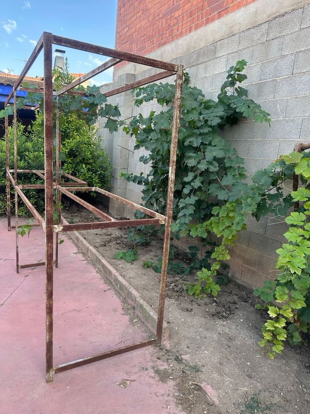 Estantería metálica jardín