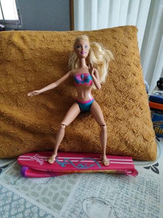 Muñeca Barbie sirena y tabla surf