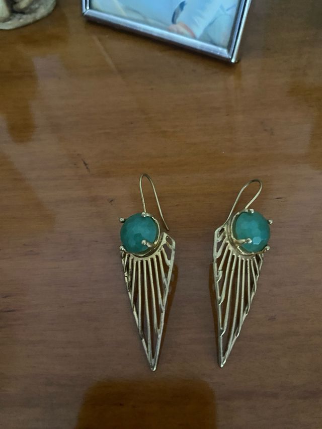 Pendientes dorados con piedra verde