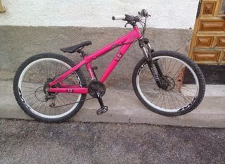 Conor Enemy Pro fucsia 26"