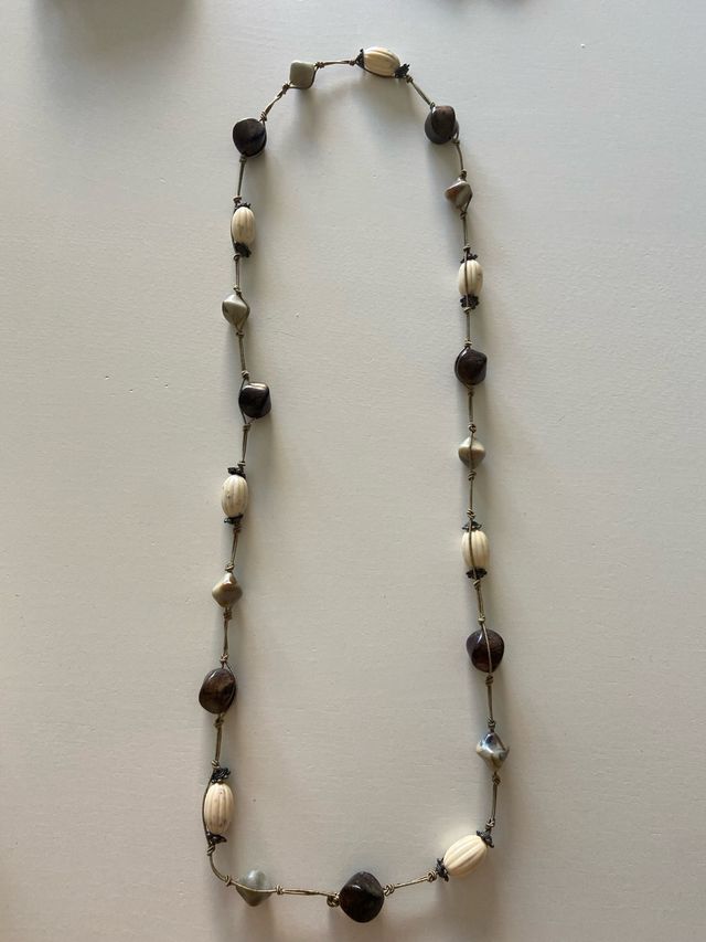 Collar con cuentas beige y marrón